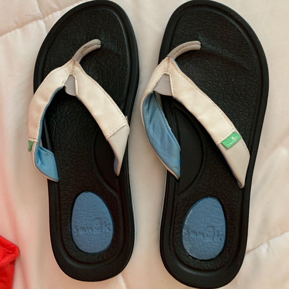 Sanuk flip flops size 8